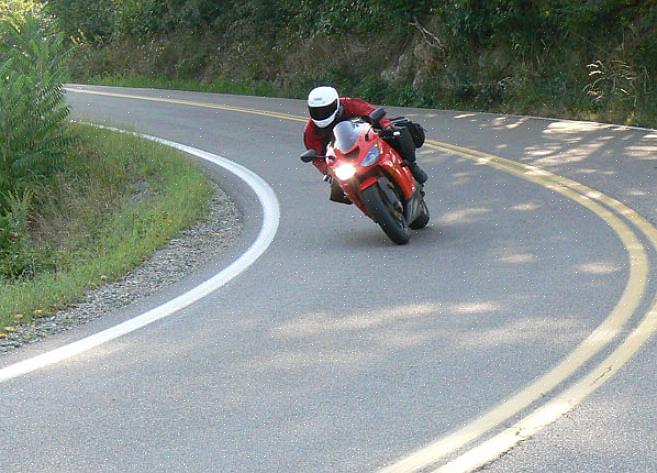 A motocicleta se inclina para a direita