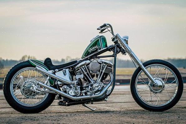 Esta motocicleta Harley Davidson tem um motor de evolução de 883 cc montado em borracha