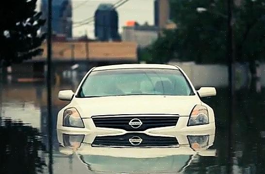 Você também precisará olhar sob o capô do carro para ver se a inundação penetrou no motor