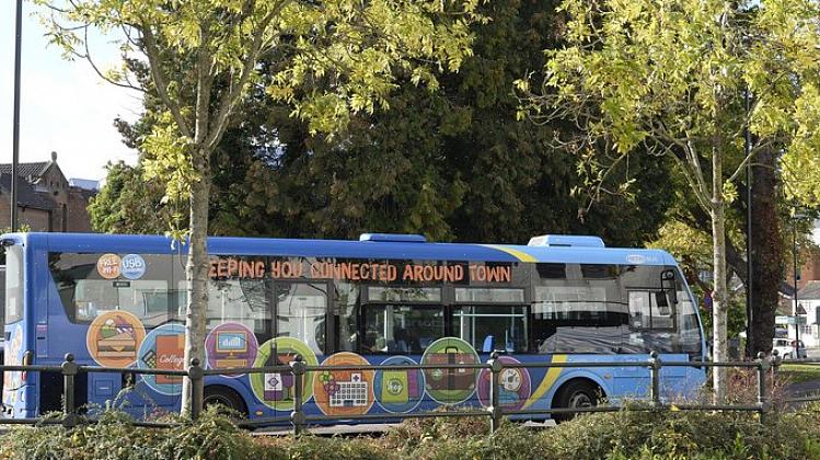 Você pode encontrar sites que fornecem informações sobre ônibus usados em todo o país ou vendas de ônibus