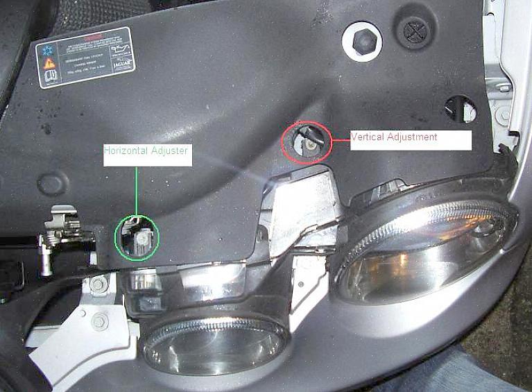 É preferível que ninguém esteja dentro do carro enquanto você estiver fazendo o ajuste automático dos faróis