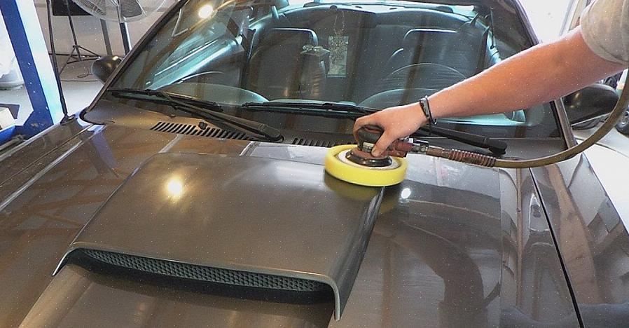 Os materiais necessários para polir riscos de um acabamento com pintura automotiva são um amortecedor