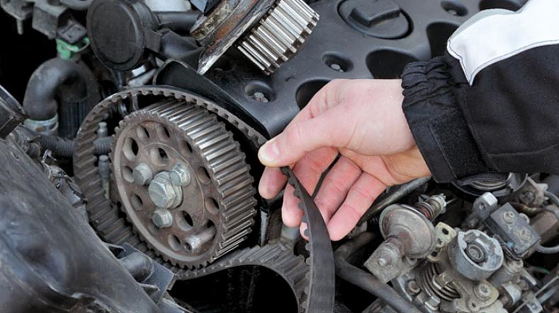 Lembre-se de que geralmente você precisará erguer o motor do compartimento do motor para acessar a correia