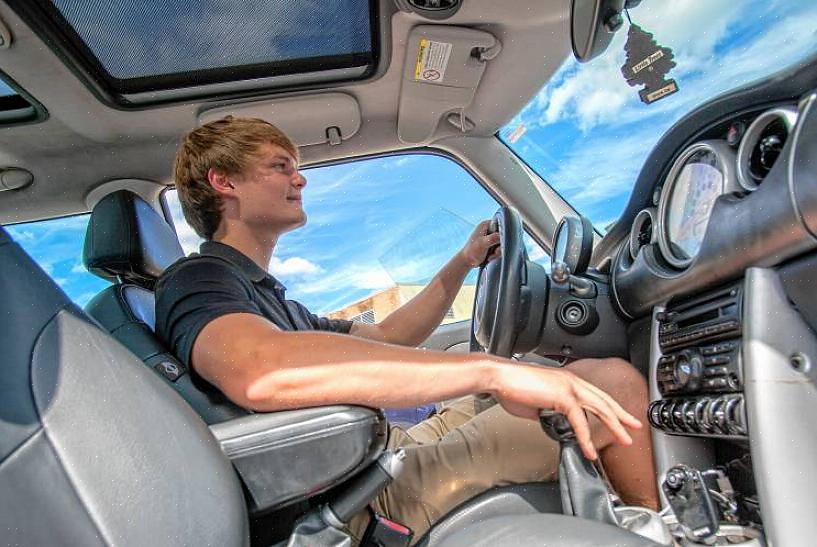 Um carro com câmbio manual tem duas diferenças óbvias de um carro com transmissão automática