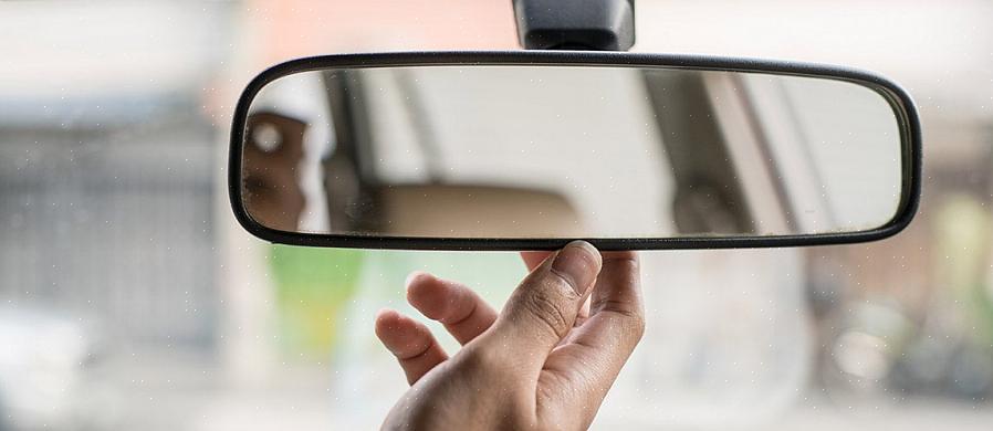 Para ajustar o espelho do lado do motorista enquanto estiver dentro do carro