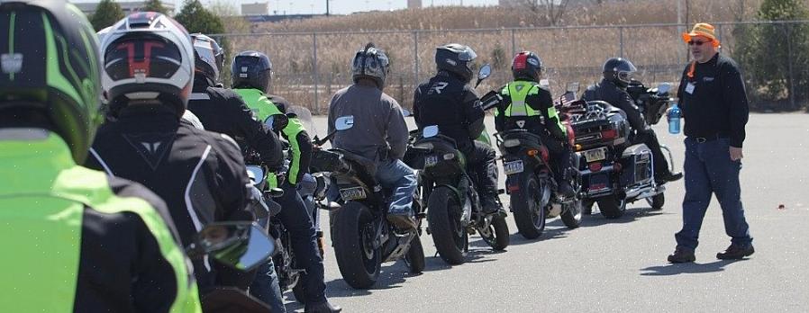 Um curso formal também ensinará dicas de pilotagem de motocicleta em diferentes tipos de clima