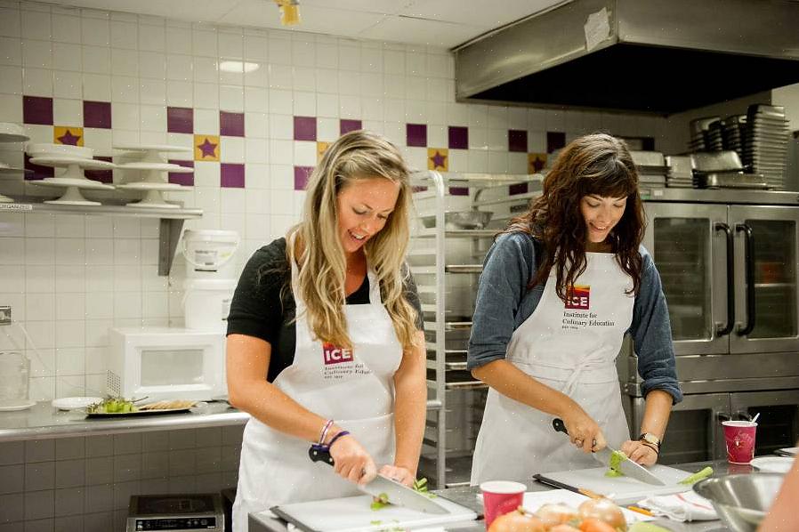 A outra opção de negócio para você quando se trata de cozinhar é ensinar as pessoas a cozinhar