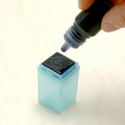 Você precisará remover a tira de tinta incorporada ao carimbo autotintado