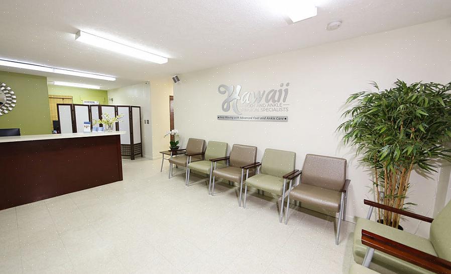 A sala de espera deve ser grande o suficiente para acomodar o número normal de pacientes que o médico tem