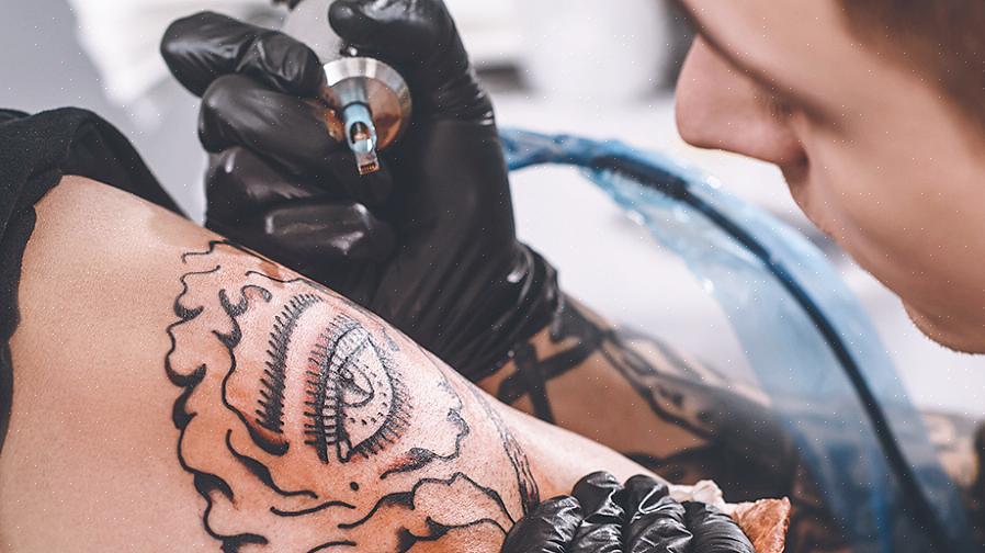 Você pode obter inspiração visitando galerias de design de tatuagem online e