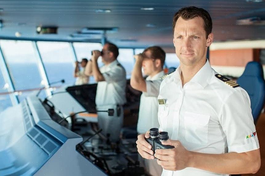 Um diretor de cruzeiro é responsável por delinear todas as atividades em um navio de cruzeiro
