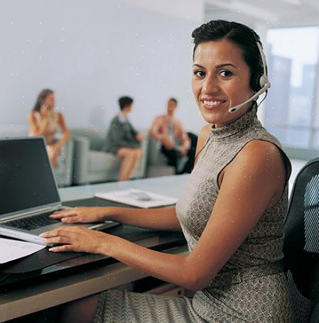 O trabalho de uma recepcionista requer treinamento em certas tarefas