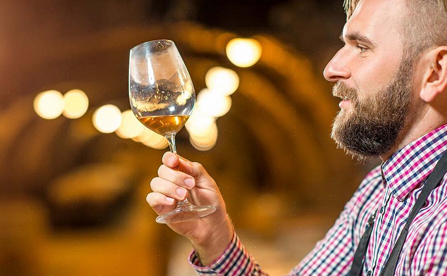 Muitos grandes sommeliers começam ajudando ou sendo aprendizes de um sommelier mais experiente