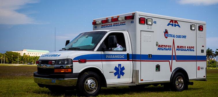 Os trabalhos de emergência no serviço de ambulância incluem os paramédicos