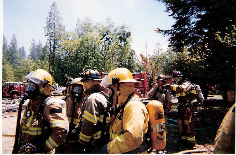 Preparação de bombeiros voluntários podem ser encontradas nos respectivos bombeiros dos estados