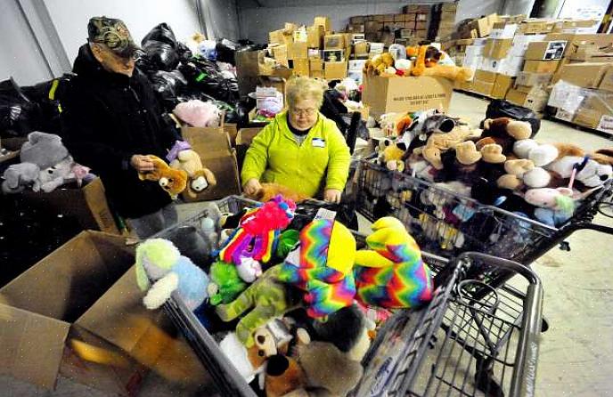 Stuffed Animals for Emergencies é uma organização fundada em 1997 que distribui brinquedos de pelúcia