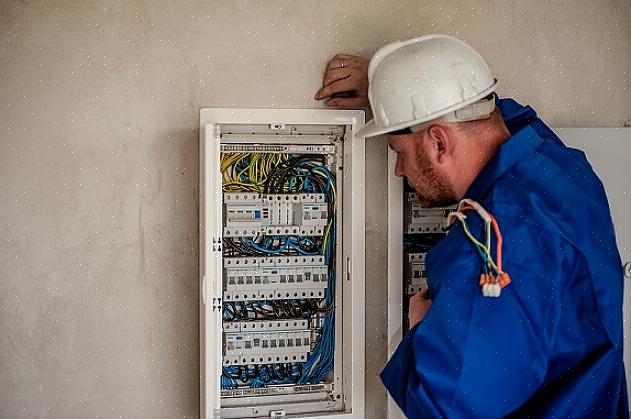 Ser eletricista pode ser um excelente plano de carreira para quem procura uma carreira desafiadora