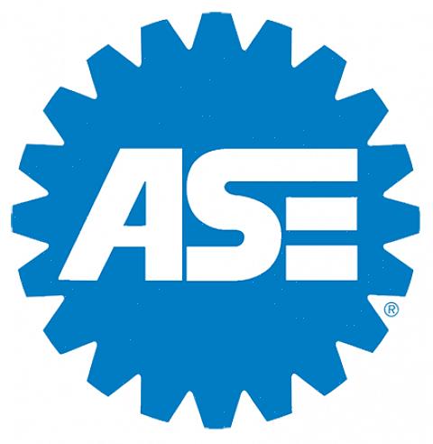 Os mecânicos certificados pela ASE passaram por um extenso treinamento
