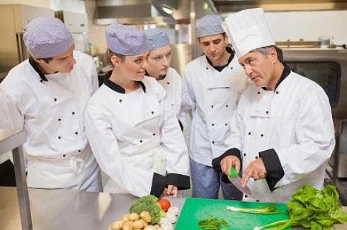 Cozinhar em si é apenas uma parte do currículo abrangente que o treinamento culinário profissional oferece