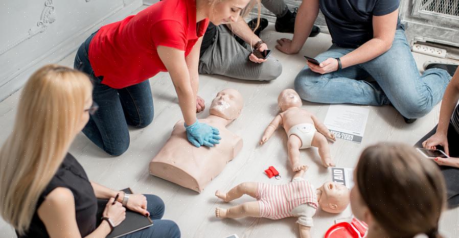 É participar de um Curso Básico de Primeiros Socorros de Medicamento