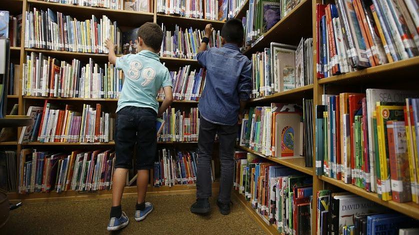 Um bibliotecário escolar na Califórnia também deve ter uma credencial do California Teacher Librarian