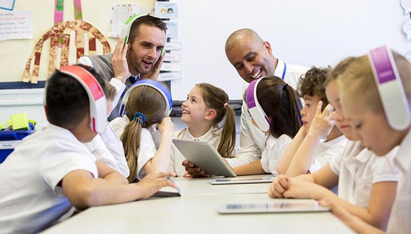 Alguns assistentes de professores optam por concluir seu curso de educação por meio de cursos online