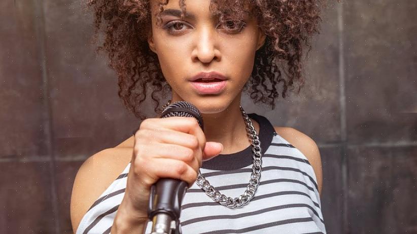 Cantar além do seu alcance não só danificará as cordas vocais