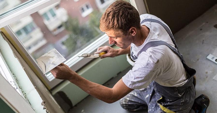 Como se fosse a formação de uma camada de gesso na parede interna de uma casa ou prédio