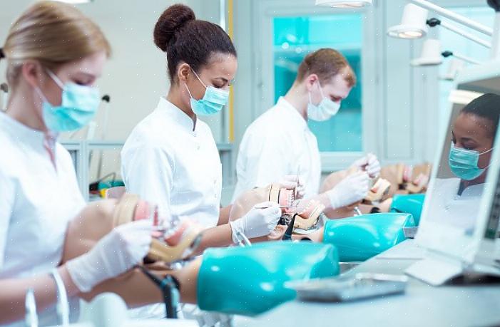 Os higienistas dentais também encontram emprego em distritos de escolas públicas