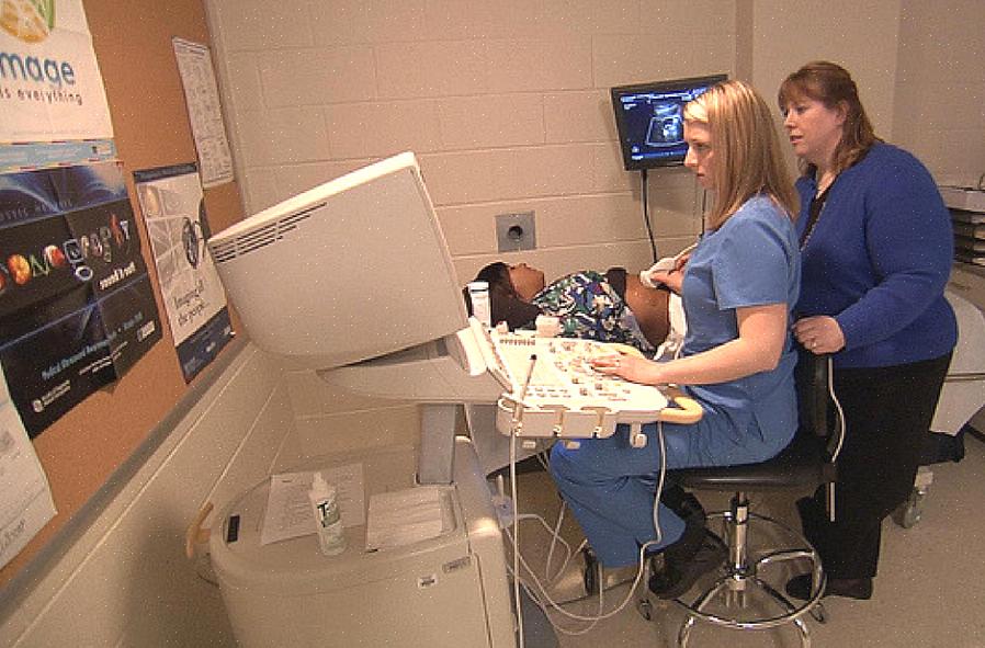 Os ultrassonografistas são técnicos médicos treinados cujo trabalho envolve a preparação de pacientes