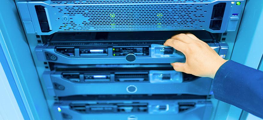 Organizações maiores geralmente adquirem os serviços de um host de servidor dedicado